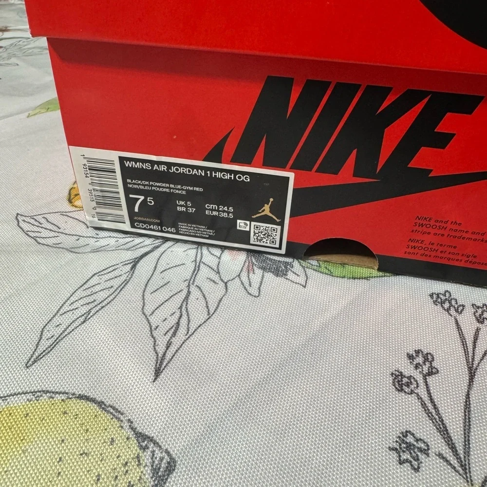 Nike Air Jordan 1 Retro High OG Sneakers - Picture 5 of 5